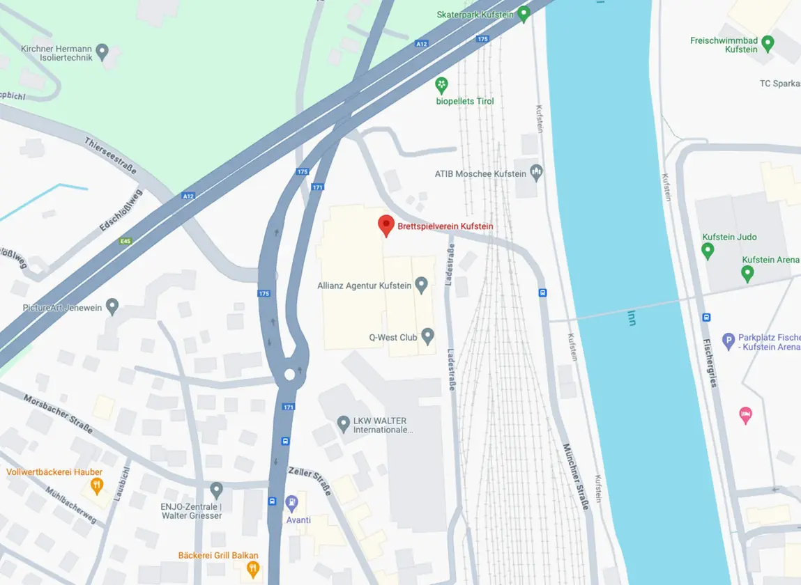 Die Grafik zeigt einen Kartenausschnitt von Kufstein aus der Vogelperspektive, auf welchem der Kufsteiner Bahnhof und der Standort des Vereinslokals des Brettspielverein Kufstein gezeigt wird.